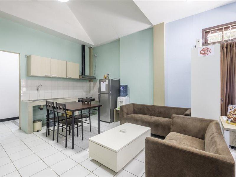 Super Oyo 1568 Stasiun Ka Cirebon Guest House מראה חיצוני תמונה