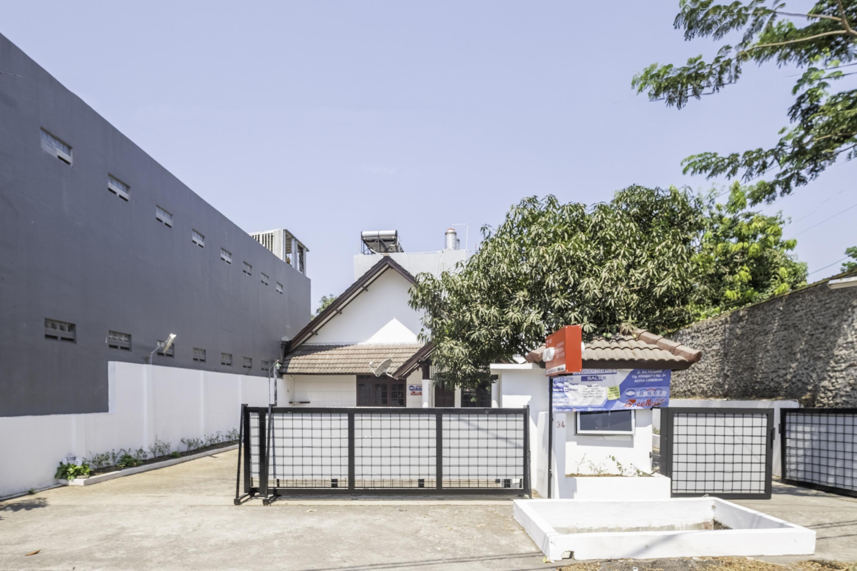 Super Oyo 1568 Stasiun Ka Cirebon Guest House מראה חיצוני תמונה