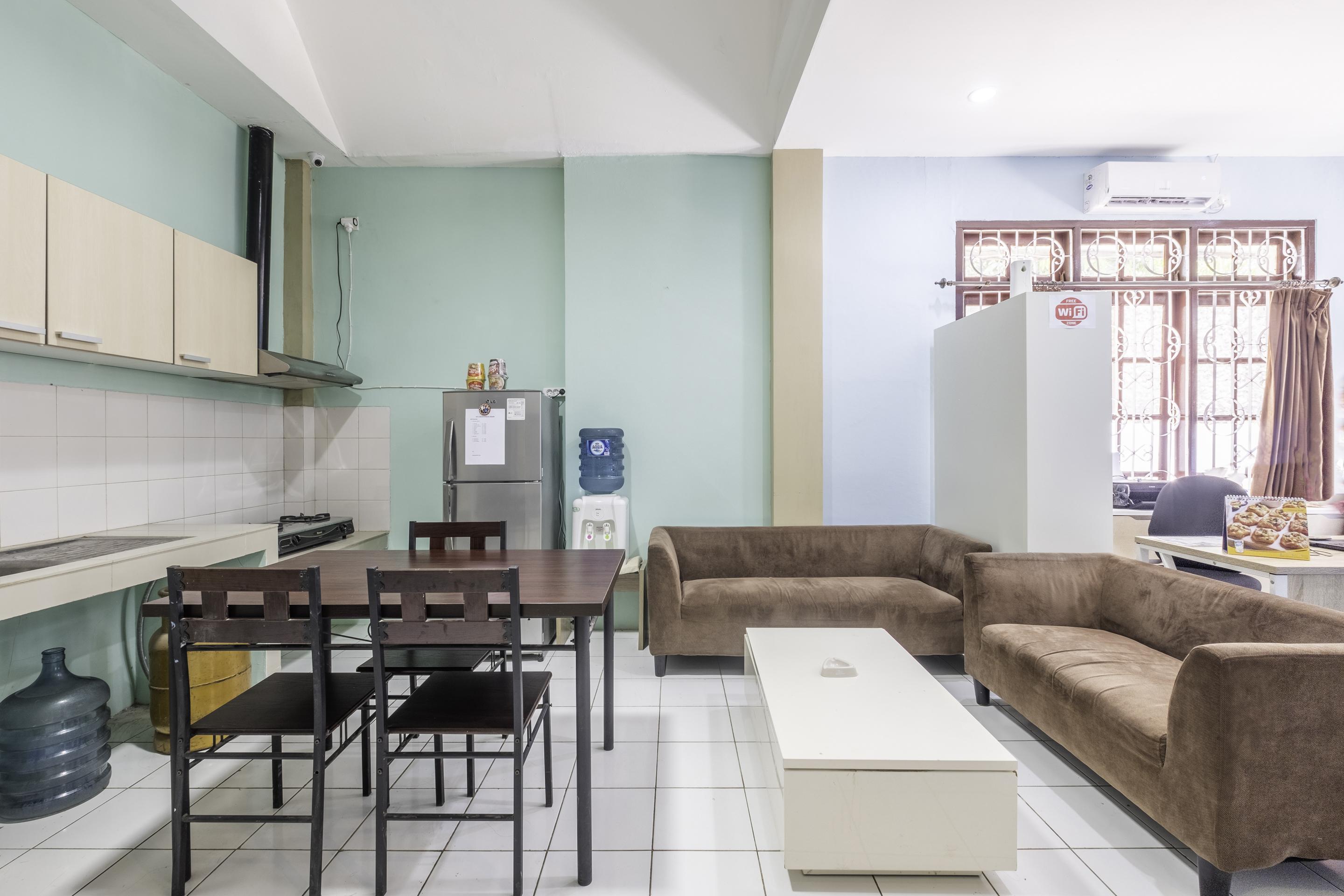 Super Oyo 1568 Stasiun Ka Cirebon Guest House מראה חיצוני תמונה