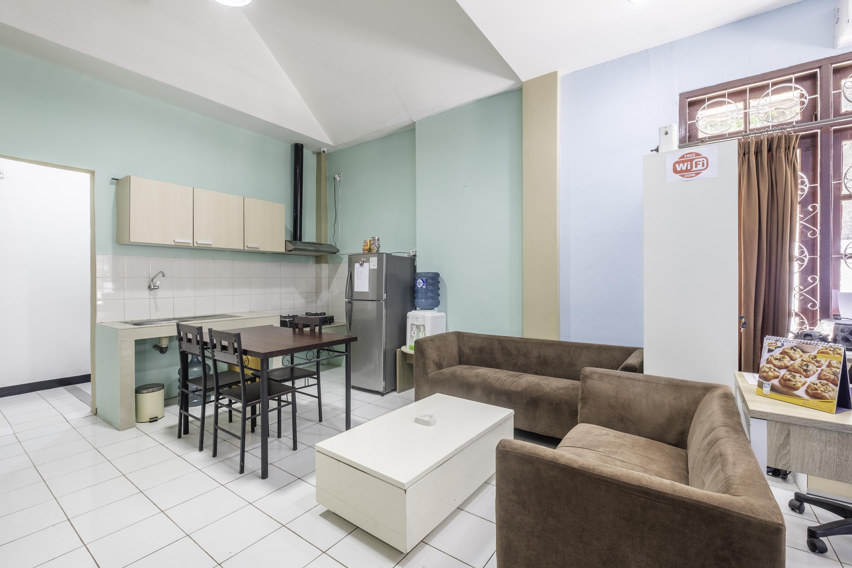 Super Oyo 1568 Stasiun Ka Cirebon Guest House מראה חיצוני תמונה