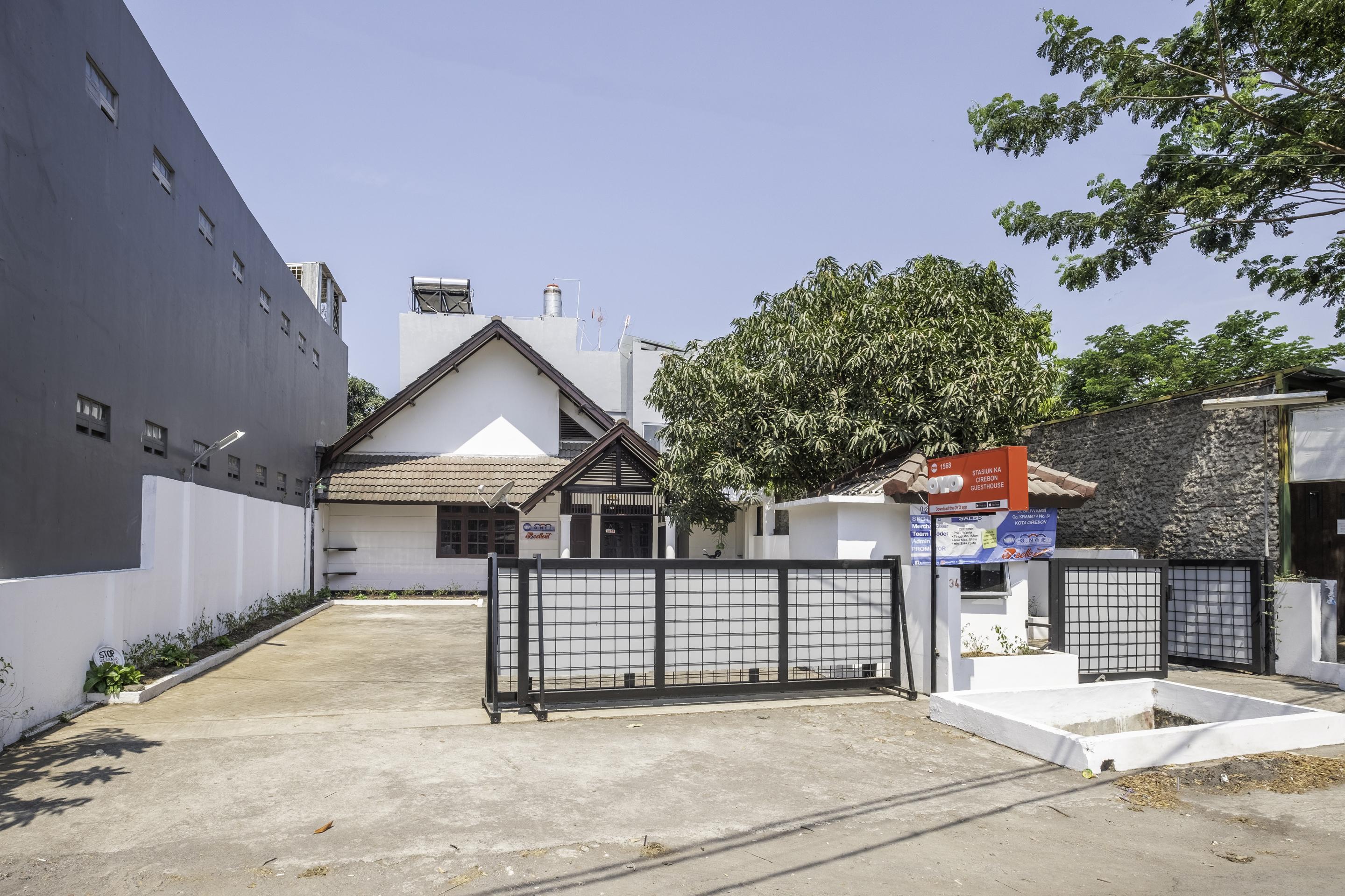Super Oyo 1568 Stasiun Ka Cirebon Guest House מראה חיצוני תמונה