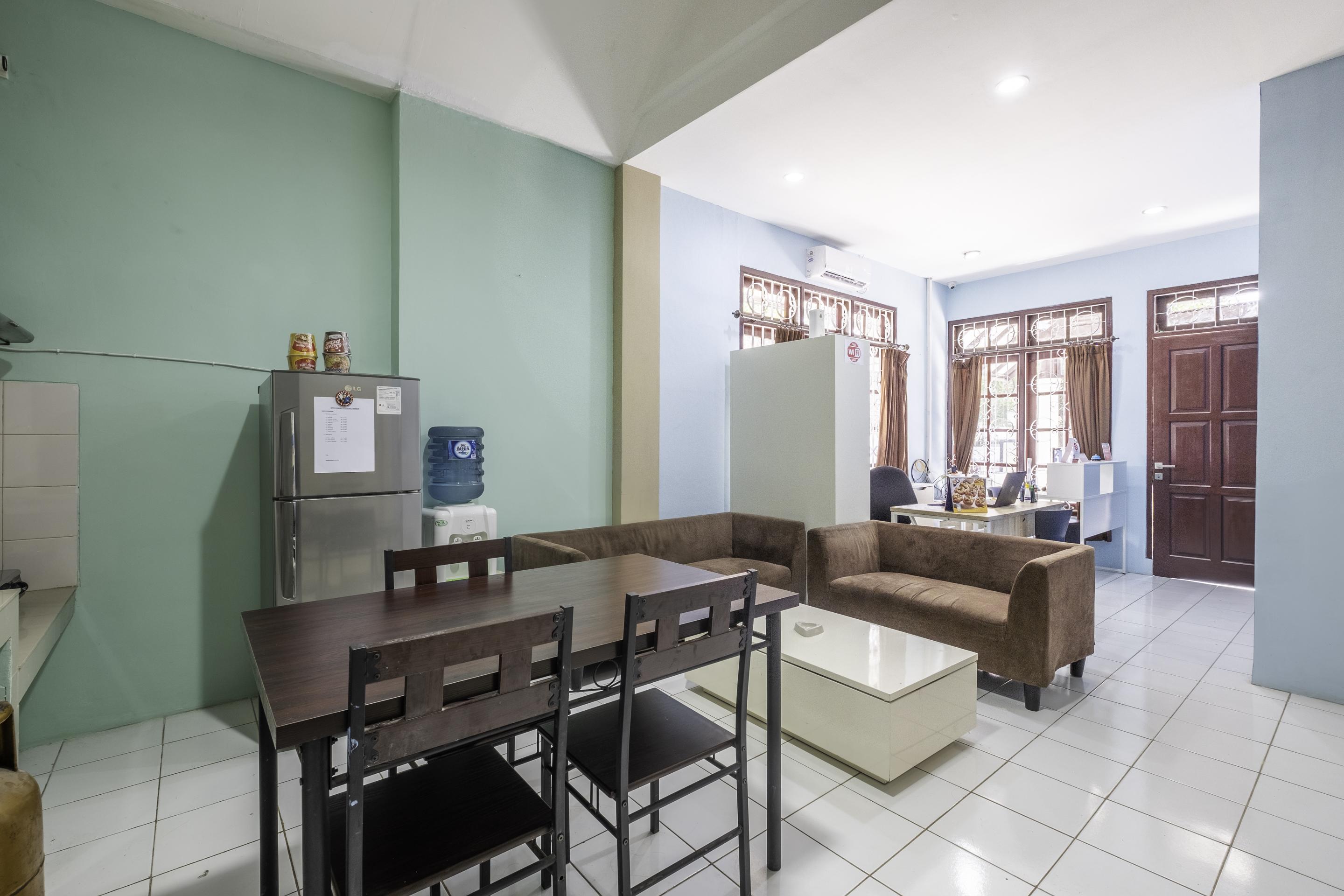 Super Oyo 1568 Stasiun Ka Cirebon Guest House מראה חיצוני תמונה